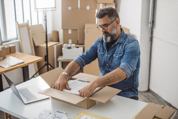 Portrait homme designer créatif barbe soignée sourire sincère style décontracté professionnel